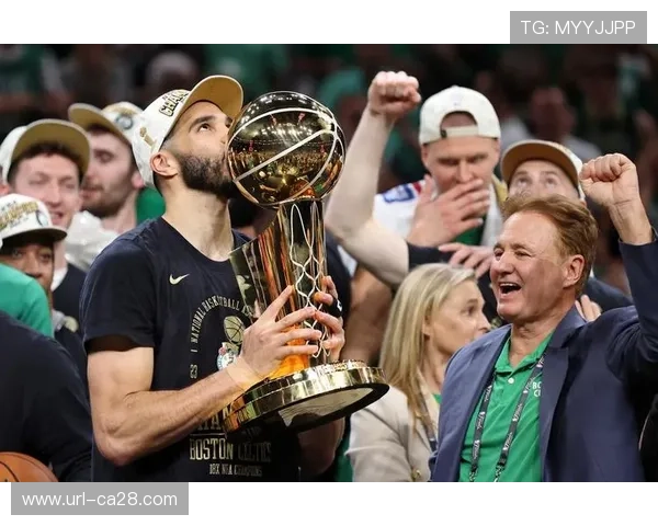 特雷·杨加盟凯尔特人携手塔图姆布朗组成全新三巨头冲击总冠军