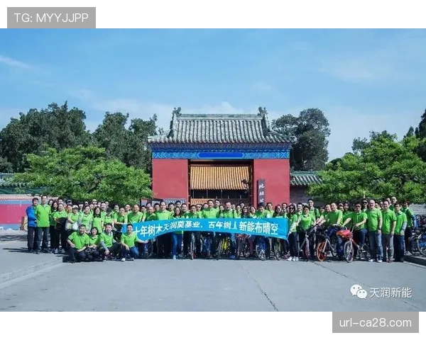 温情时刻:恩波利为效力十年的老将举办简短的纪念仪式